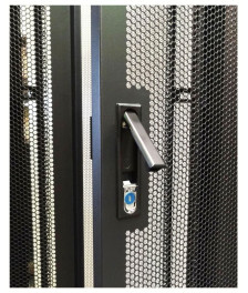 47 HE 19” Serverschrank, mit perforierten Doppelflügeltüren vorne und